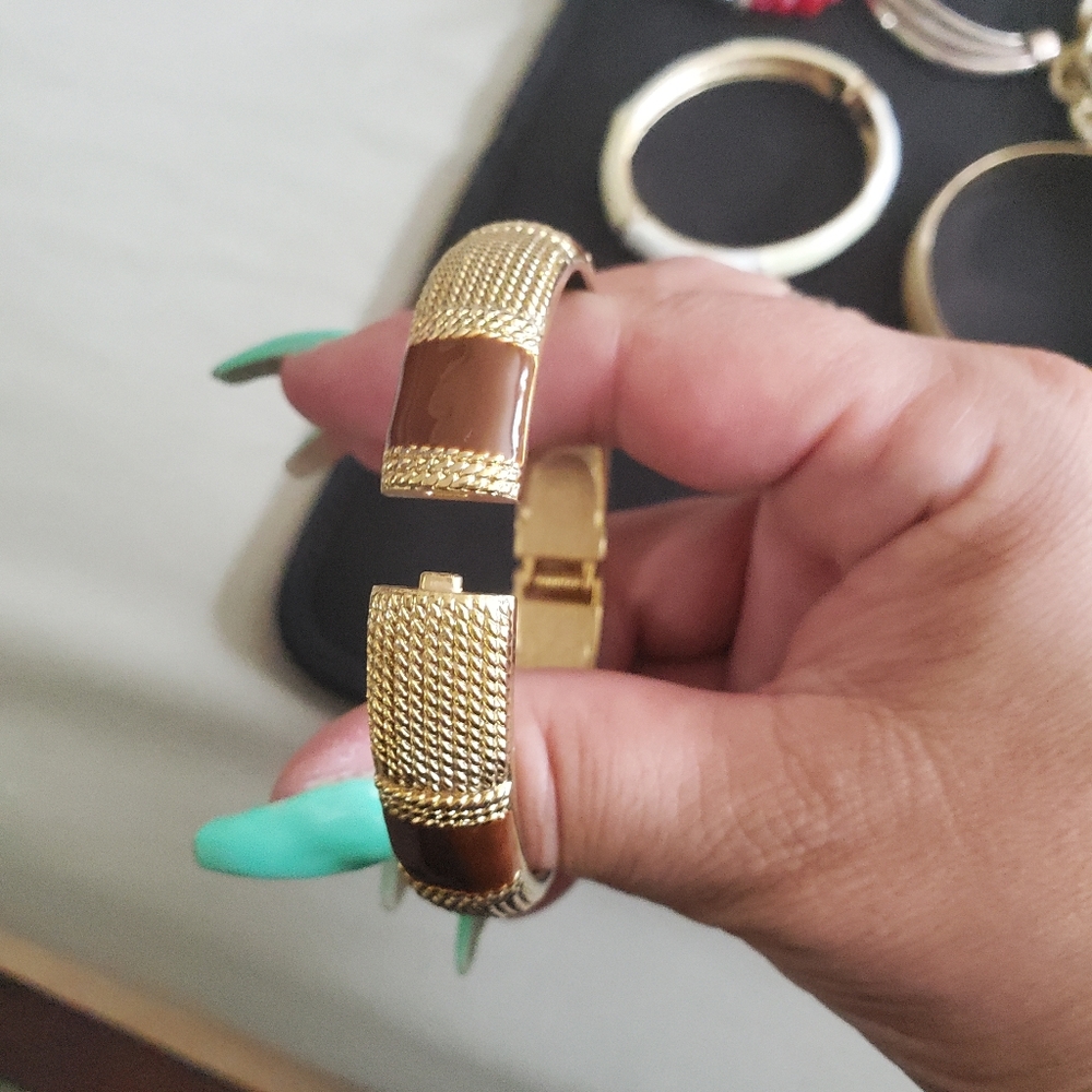 Bracelets - Picture 3 of 12